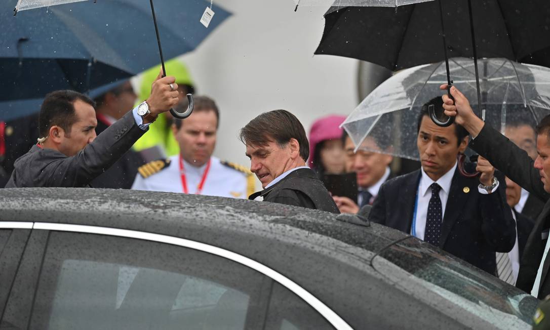 ボルソナロ氏は車に乗り、日本滞在予定のホテルへ向かう Photo: CHARLY TRIBALLEU / AFP