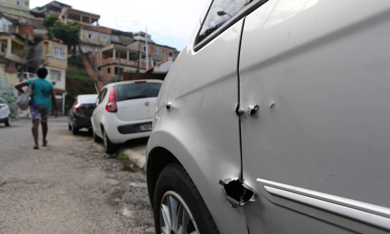 Marcas de tiros em carros de moradores: veículos foram atingidos detante o tiroteio Foto: Marcia Foletto / Agência O Globo