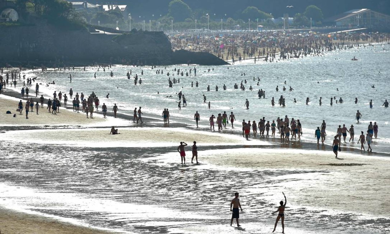 Praia de La Concha, no norte da cidade espanhola de San Sebastian, lotada Foto: ANDER GILLENEA / AFP