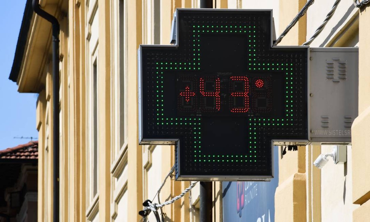 Termômetro marca 43ºC em Reggio Emilia, perto de Bolonha, norte da Itália Foto: MIGUEL MEDINA / AFP
