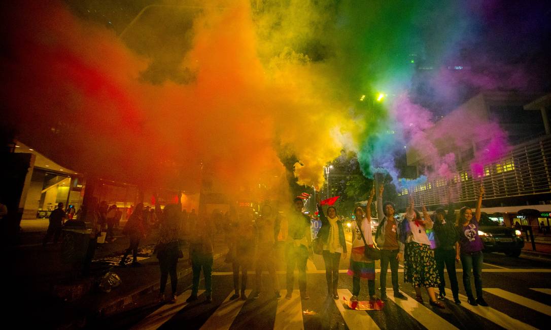 Manifestantes durante a parada Gay em São Paulo Foto: Cris Faga / Agência O Globo