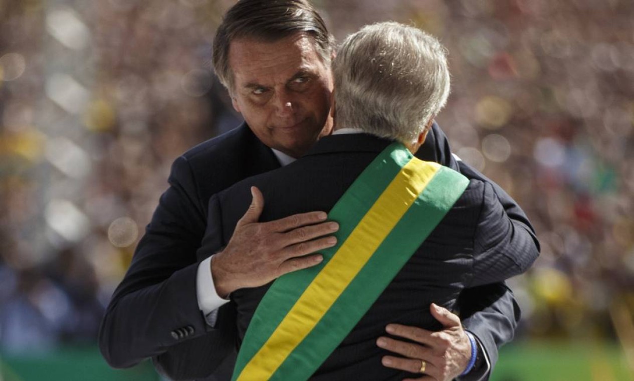 Jair Bolsonaro abraça Michel Temer na cerimônia de posse como novo presidente da República do Brasil Foto: Daniel Marenco / Agência O Globo