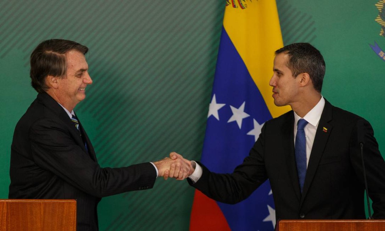 Jair Bolsonaro recebe o autoproclamado presidente interino da Venezuela, Juan Guaidó, no Palácio do Planalto Foto: Daniel Marenco / Agência O Globo