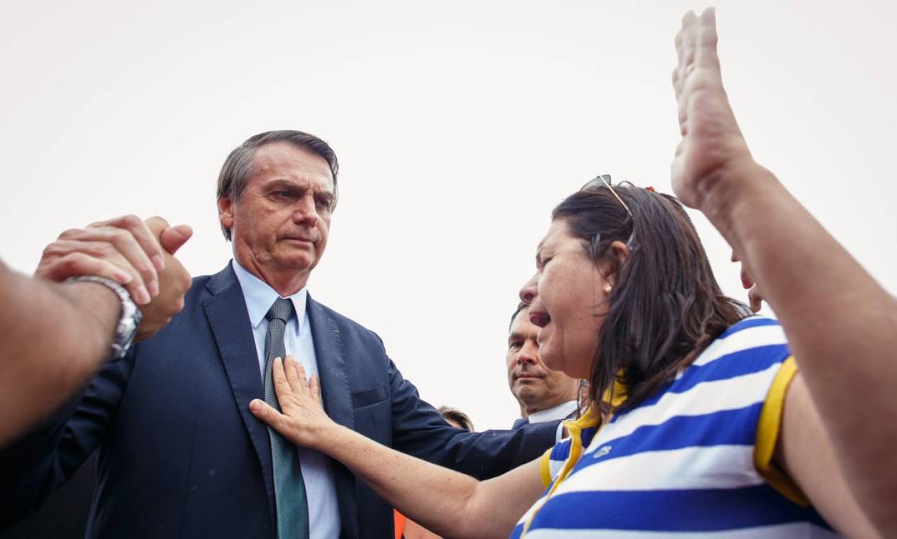 Bolsonaro participa de oração com fiéis na saída do Palácio da Alvorada, na Quarta-feira de Cinzas Foto: Daniel Marenco / Agência O Globo