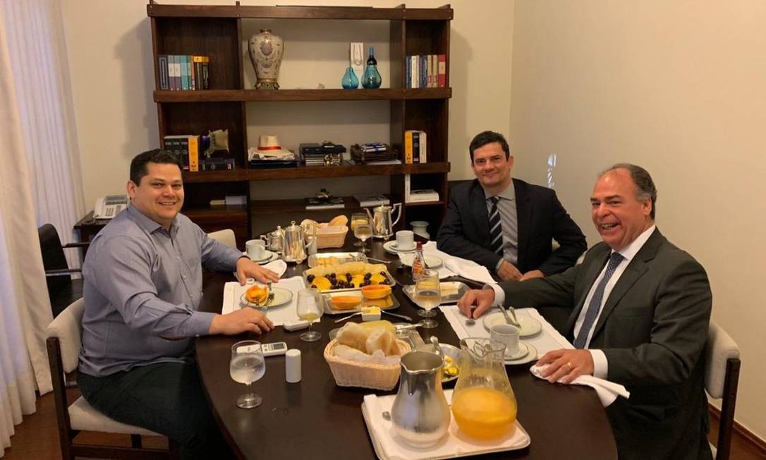 Davi Alcolumbre, Sergio Moro e Fernando Bezerra Coelho durante cafÃ© da manhÃ£ Foto: ReproduÃ§Ã£o/Twitter