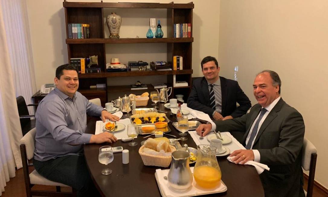 Davi Alcolumbre, Sergio Moro e Fernando Bezerra Coelho durante café da manhã Foto: Reprodução/Twitter 