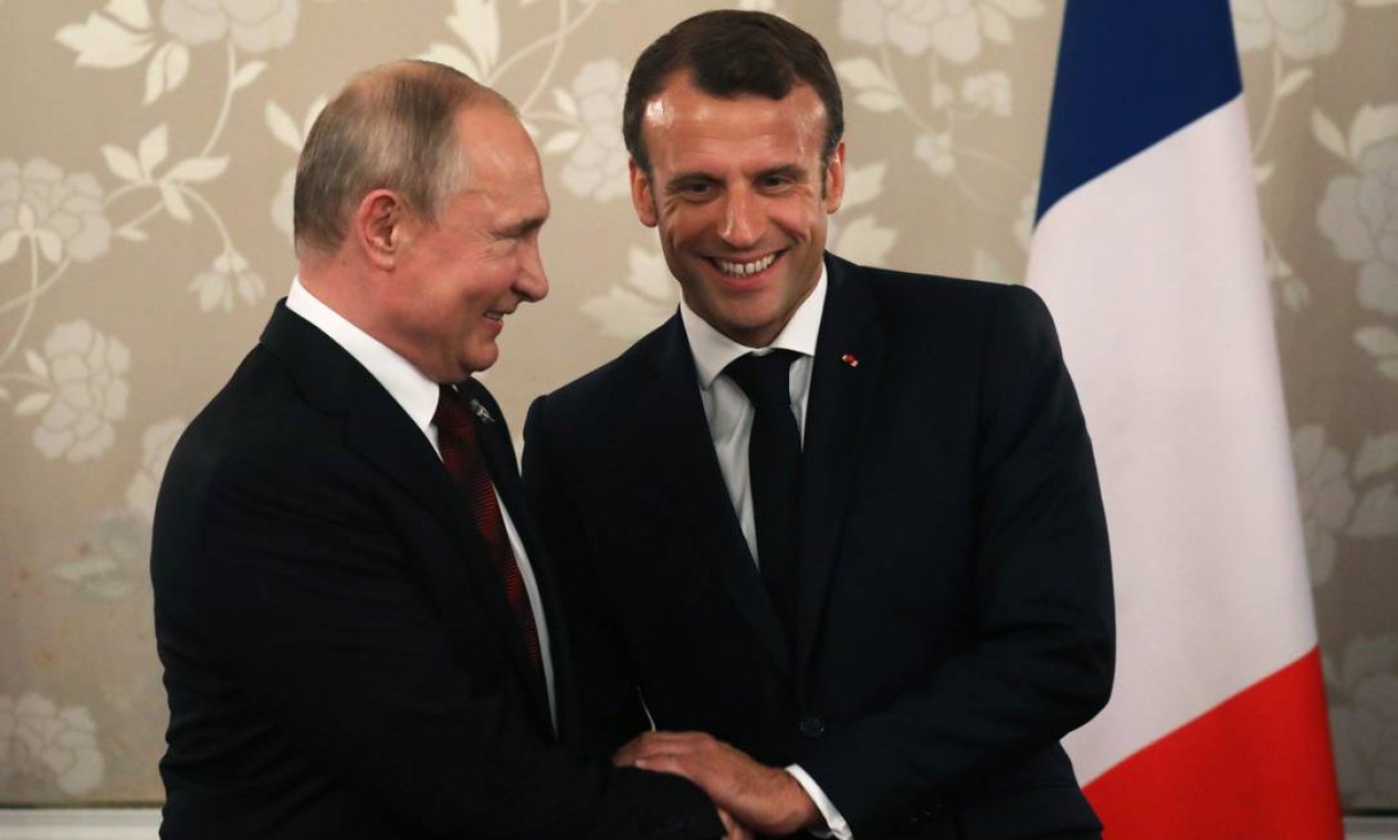 O presidente da França, Emmanuel Macron, cumprimenta o presidente da Rússia, Vladimir Putin, durante reunião bilateral à margem da cúpula do G-20 Foto: LUDOVIC MARIN / AFP