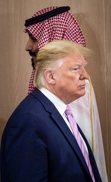 Donald Trump e o príncipe herdeiro da Arábia Saudita, Mohammed Bin Salman, chegam para uma reunião sobre "Economia Mundial" Foto: ELIOT BLONDET / AFP