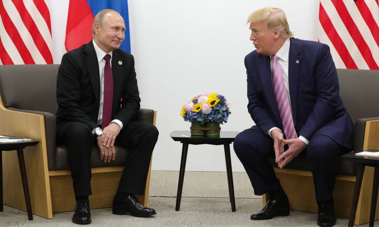 Trump e Putin, durante reunião do G-20 Foto: MIKHAIL KLIMENTYEV / AFP