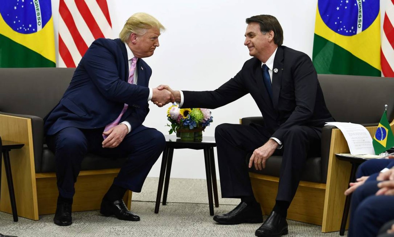 O presidente brasileiro, Jair Bolsonaro, se reúne com o presidente dos EUA, Donald Trump, durante uma reunião bilateral Foto: BRENDAN SMIALOWSKI / AFP