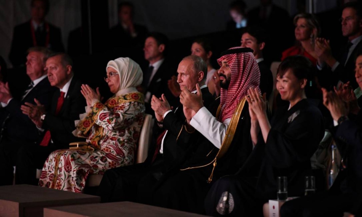 Líderes e delegados dos países do G-20, incluindo o presidente russo, Vladimir Putin, e o príncipe herdeiro da Arábia, Saudita Mohammad bin Salman, participam de um evento cultural no Osaka Geihinkan Foto: HANDOUT / REUTERS