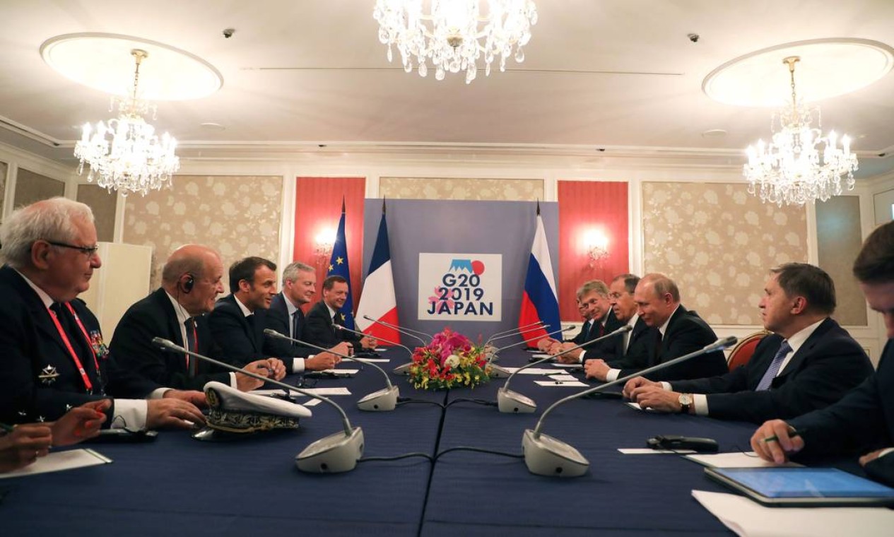 Emmanuel Macron, presidente da França, Vladimir Putin, da Rússia, participam de uma reunião bilateral à margem da cúpula do G-20 Foto: LUDOVIC MARIN / AFP