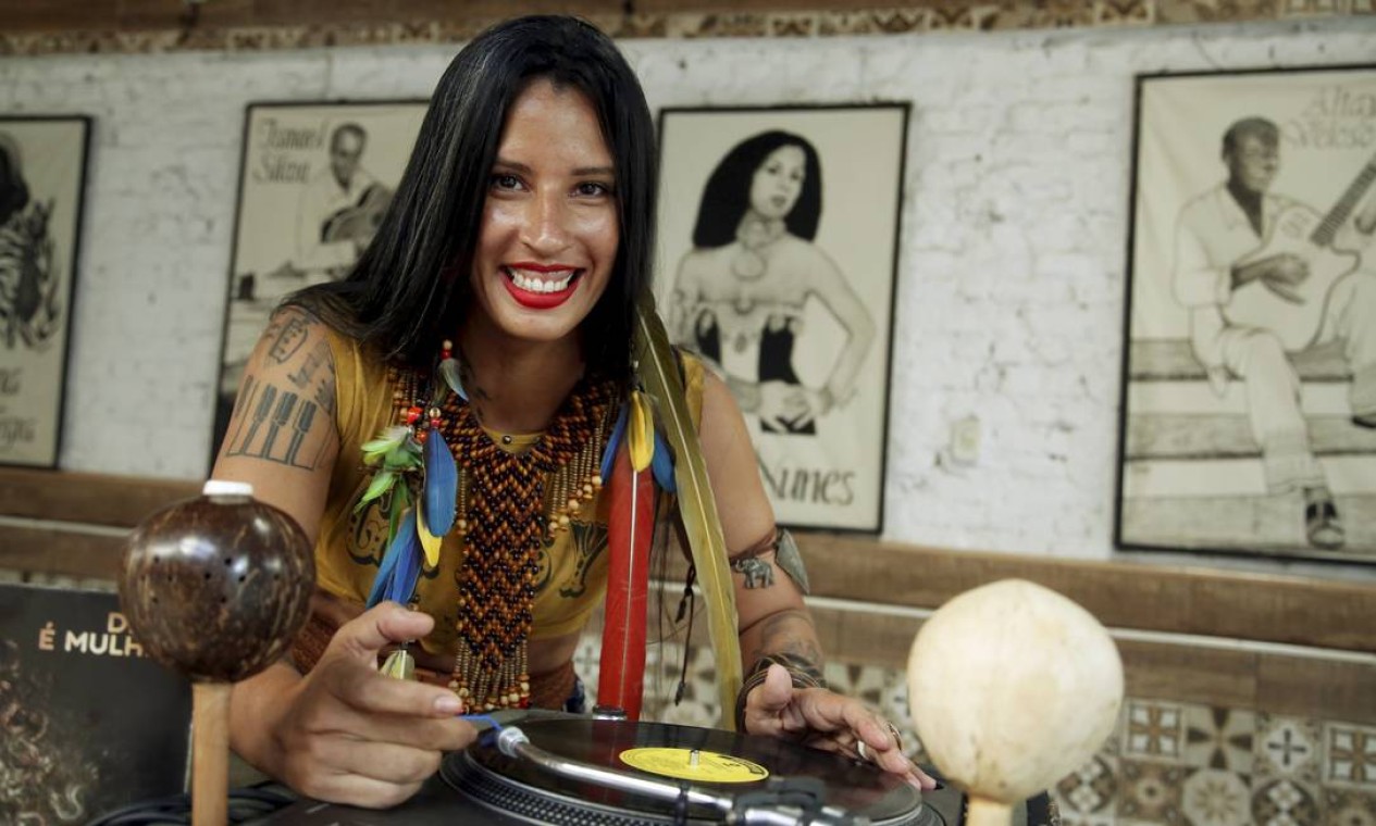 DJs indigenas militam em favor de igualdade racial e de genero picture
