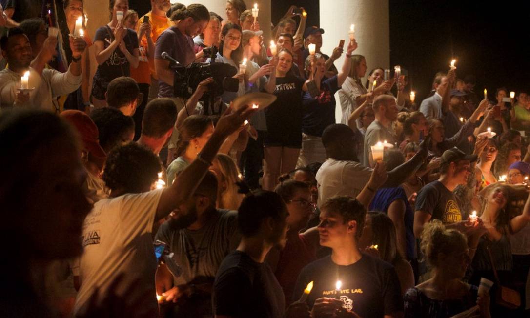 Comunidade faz vigília em homenagem aos feridos durante os confrontos em Charlottesville Foto: Kate Bellows / REUTERS / 13-08-2017
