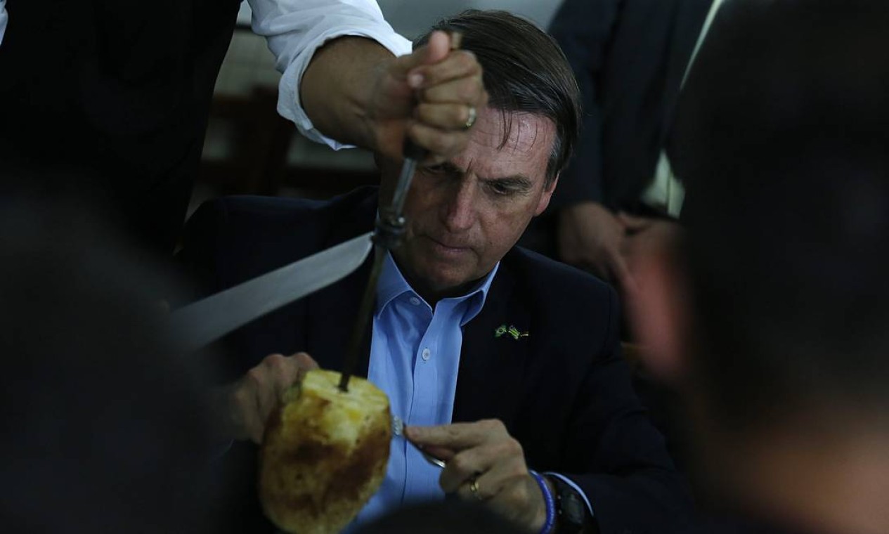 Jair Bolsonaro almoça com caminhoneiros no posto Presidente, em Anápolis - GO Foto: Jorge William / Agência O Globo