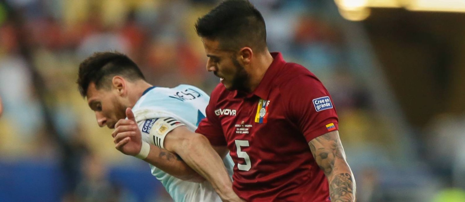 Messi em disputa de bola no Maracanã Foto: Marcelo Regua / Agência O Globo