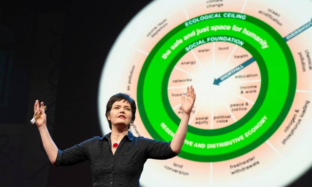 A economista Kate Raworth fala sobre a economia donut em uma apresentação do TED Foto: Bret Hartman / TED