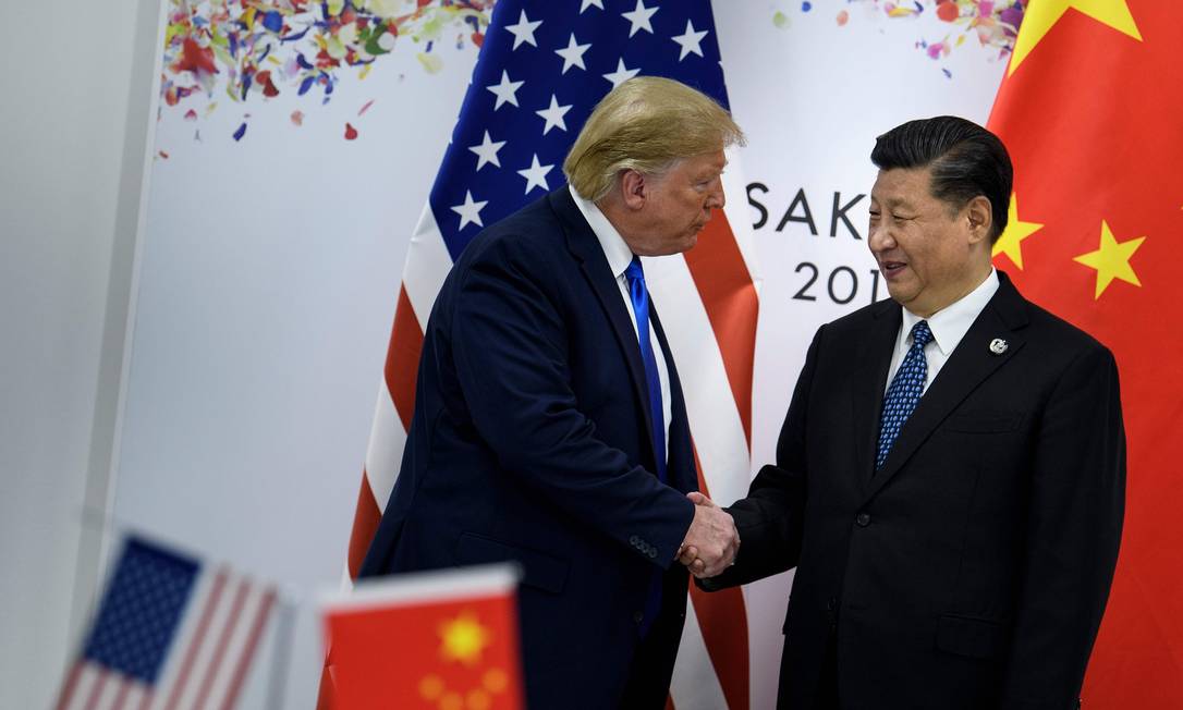 Donald Trump e Xi Jinping concordaram e retomar negociações comerciais Foto: Brendan Smialowski / AFP
