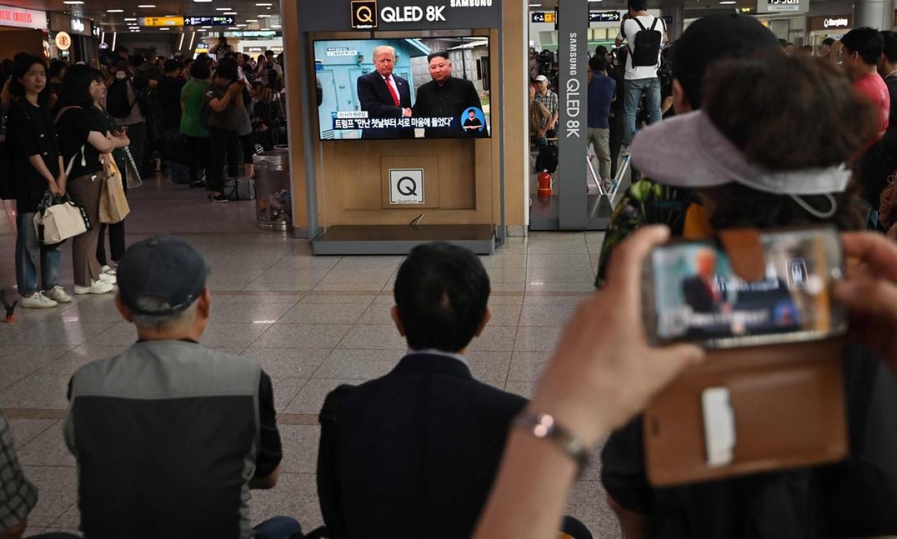 Aperto de mão entre Trum e Kin-Jong-un foi visto por milhares de pessoas ao redor do mundo Foto: JUNG YEON-JE / AFP