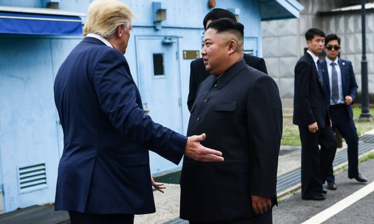 "É um grande dia para o mundo. Queremos acabar com um passado desagradável e tentar criar um novo futuro", afirmou Trump enquanto estava em solo norte-coreano Foto: BRENDAN SMIALOWSKI / AFP