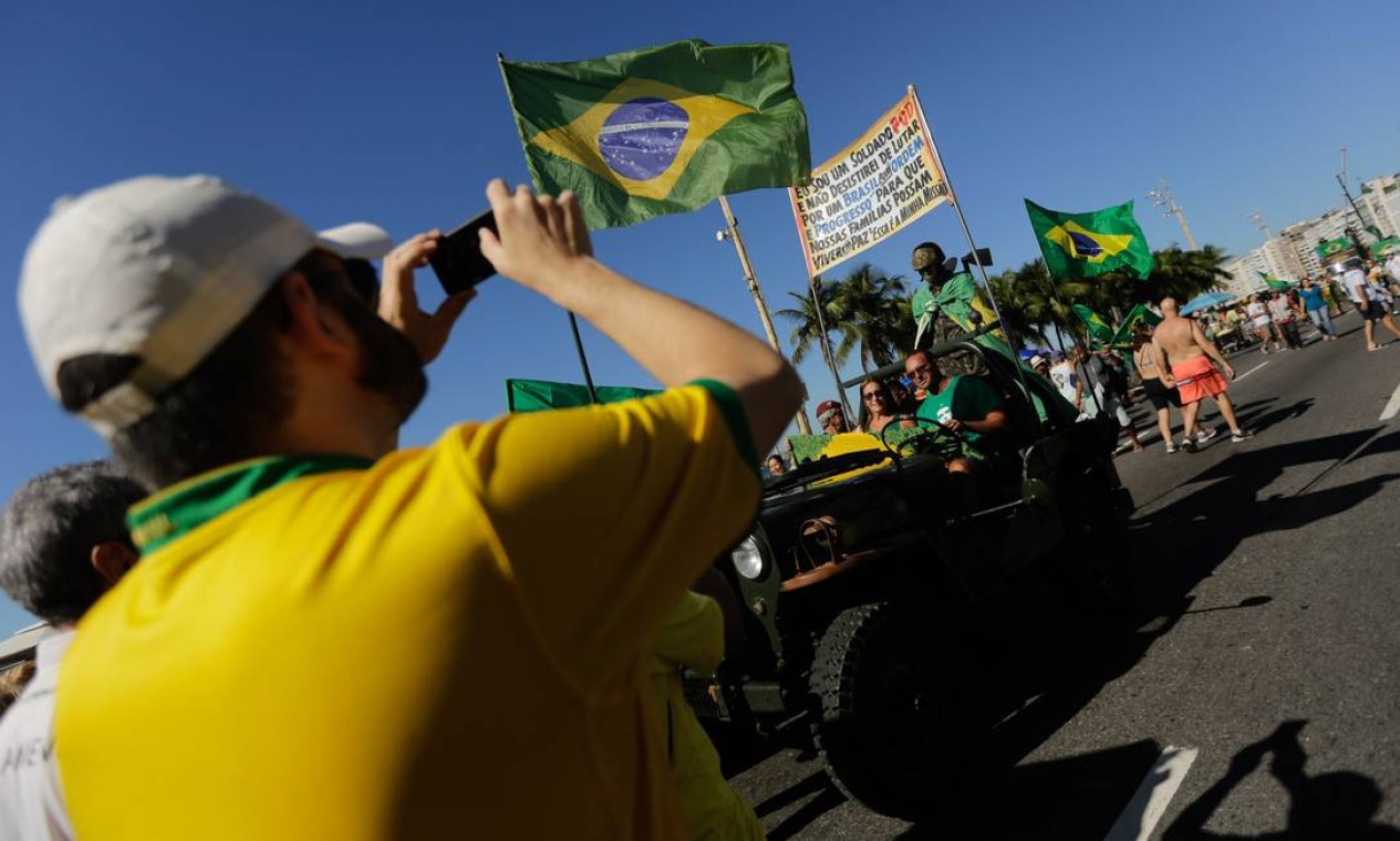Manifestação em apoio ao ministro da Justiça, Sergio Moro, e a ao governo de Jair Bolsonaro na orla de Copacabana, na Zona Sul do Rio Foto: BRENNO CARVALHO / Agência O Globo