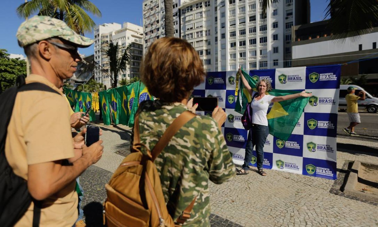Manifestantes no ato de apoio ao ministro da Justiça, Moro, e ao governo de Jair Bolsonaro na orla de Copacabana, na Zona Sul do Rio Foto: BRENNO CARVALHO / Agência O Globo