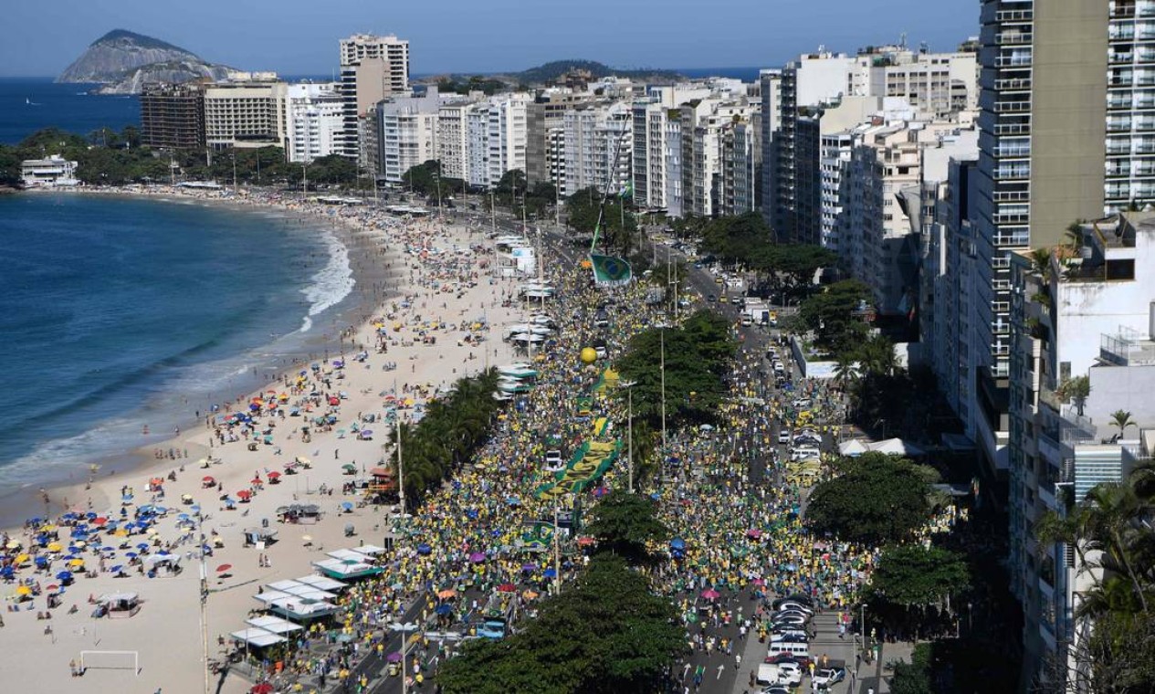 Ato de apoio ao ministro Sergio Moro, ao governo Jair Bolsonaro e à Operação Lava-Jato em Copacabana Foto: MAURO PIMENTEL / AFP