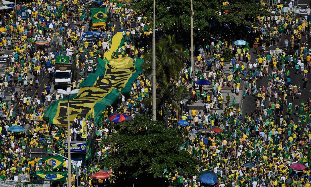 Ato de apoio ao governo de Jair Bolsonaro, ao ministro Sergio Moro e à Operação Lava-Jato em Copacabana Foto: MAURO PIMENTEL / AFP