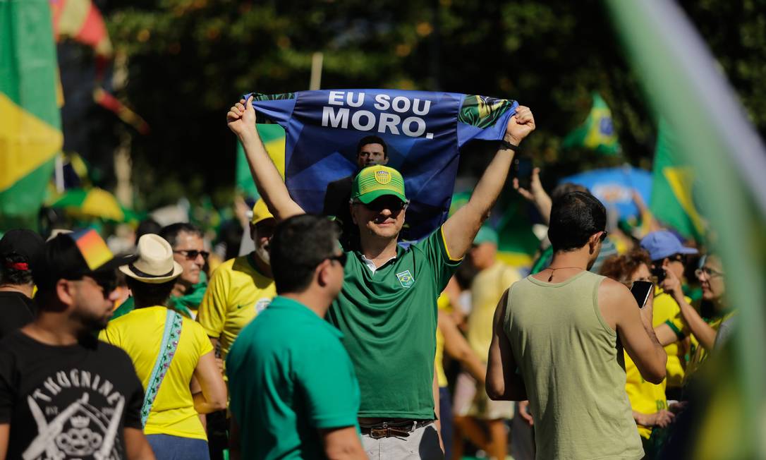 Manifestações por diversas cidades põem à prova apoio a Moro e a pautas da gestão Bolsonaro. Milhares foram às ruas em Copacabana neste domingo Foto: BRENNO CARVALHO / Agência O Globo