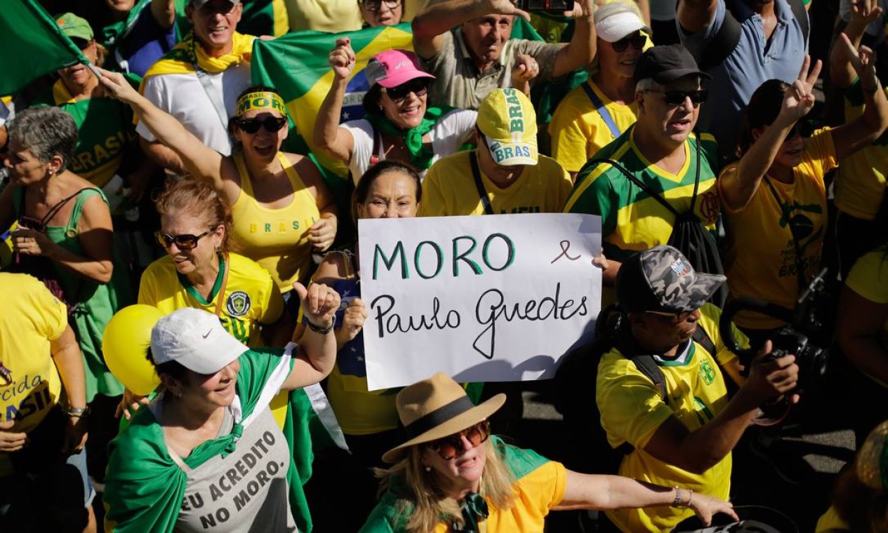 Manifestantes fazem ato em apoio ao ministro da Justiça, Sergio Moro, e ao governo de Jair Bolsonaro, em Copacabana Foto: BRENNO CARVALHO / Agência O Globo