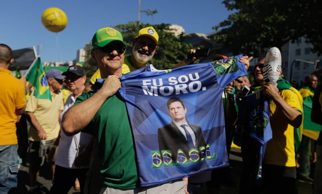 Manifestantes se reuniram em Copacabana em apoio ao ministro Sergio Moro, à Lava-Jato e ao governo Bolsonaro Foto: BRENNO CARVALHO / Agência O Globo