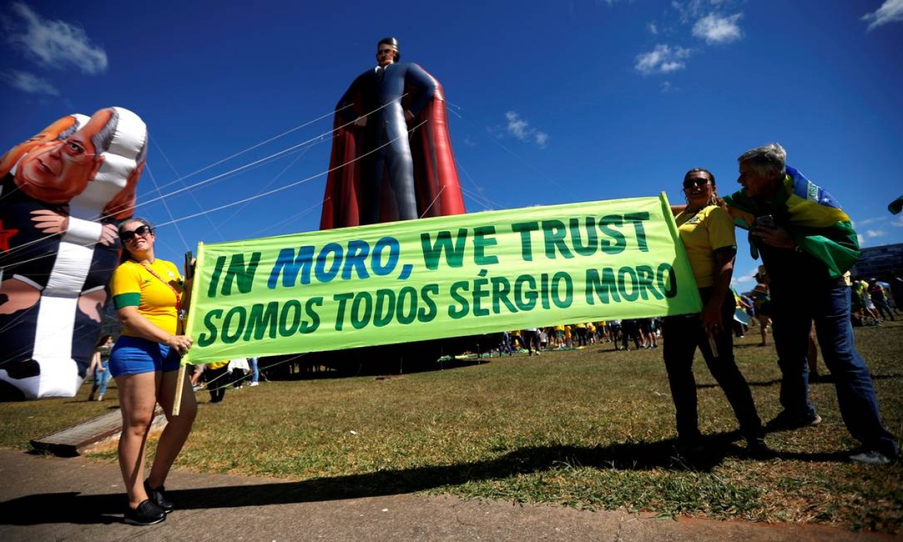 Manifestantes mostaram apoio ao Ministro Sergio Moro e a operação Lava-Jato através de fiaxas Foto: ADRIANO MACHADO / REUTERS