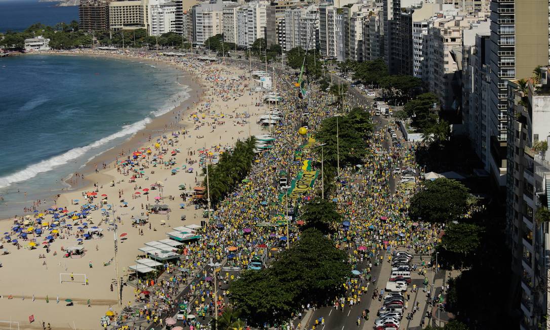 Manifestação em ato a favor da Lava-Jato e do governo federal, em Copacabana Foto: BRENNO CARVALHO / Agência O Globo