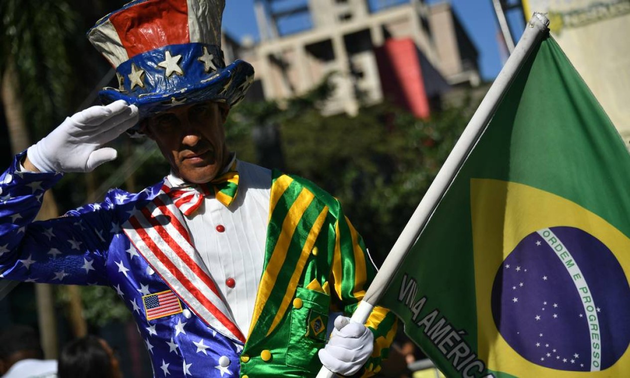 Manifestante foi ao ato em defesa do ministro Sergio Moro e do governo Bolsonaro em São Paulo com roupa que faz referência aos EUA e ao Brasil Foto: NELSON ALMEIDA / AFP