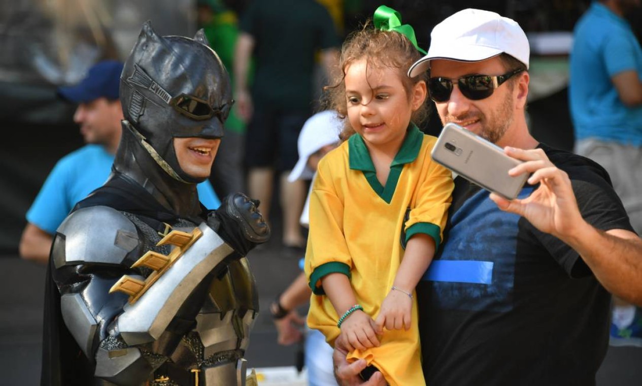 Em São Paulo homem vestido de Batman compareceu a manifestação e tirou fotos com crianças Foto: NELSON ALMEIDA / AFP
