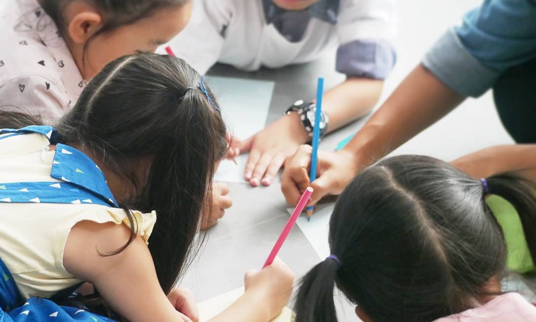 Quanto mais cedo diagnosticada uma criança, maior o sucesso de terapias que permitem superar complicações, como dificuldades cognitivas Foto: Shutterstock