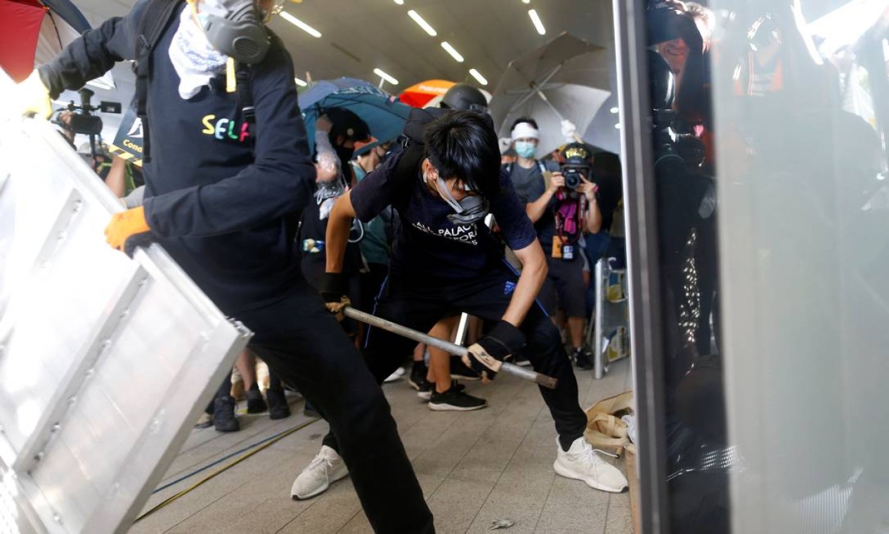 Manifestantes invadem prédio do Parlamento de Hong Kong Foto: THOMAS PETER / REUTERS