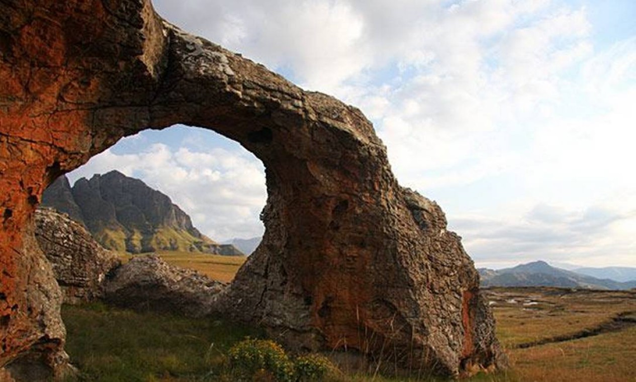 O parque Maloti-Drakensberg é uma área dividida entre a África do Sul e o Lesotho, e encontra-se na cordilheira de Drakensberg. O cenário é formado por basalto e falésias douradas de arenito. A diversidade de habitates, entre a savana e altitude, com riachos, piscinas de pedra, cavernas, entre outros tipos de terreno, permitiram que ali surgissem espécies endêmicas. Nas cavernas, ao sul saariano, arqueólogos encontraram, também, pinturas rupestres, que acredita-se que possam ter mais de 4 mil anos Foto: divulgação