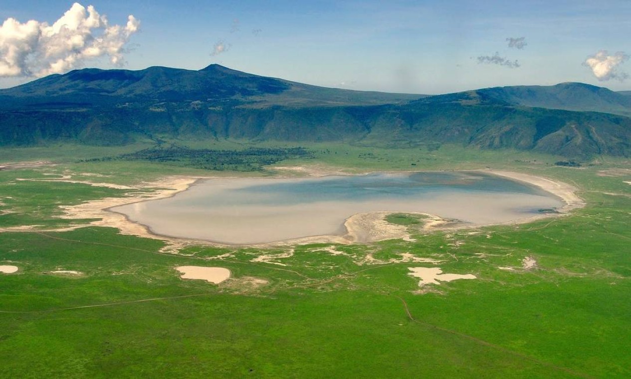 A Área de Conservação de Ngorongoro, na Tanzânia, abrange extensões de planícies, savanas, florestas de savana e florestas. Fundada em 1959 como uma região de uso múltiplo da terra, com a vida silvestre coexistindo com pastores maasai seminômades praticando pastoreio tradicional, ela inclui a espetacular Cratera de Ngorongoro, a maior do mundo.Tem importância global para a conservação da biodiversidade devido à presença de espécies globalmente ameaçadas, a densidade de vida selvagem que habita a área e a migração anual de gnus, zebras, gazelas e outros animais para as planícies do norte. Extensivas pesquisas arqueológicas também produziram uma longa seqüência de evidências da evolução humana e da dinâmica humano-ambiental, incluindo as primeiras pegadas hominídeas que datam de 3,6 milhões de anos Foto: Reprodução