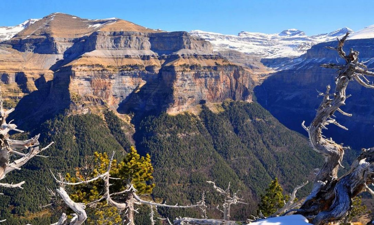 A incrível paisagem de montanhas de Pyrénées, no Mont Perdu, ilustra as fronteiras entre França e Espanha. Com picos que alcançam até 3.352 metros, a área inclui dois dos maiores cânions da Europa Foto: divulgação