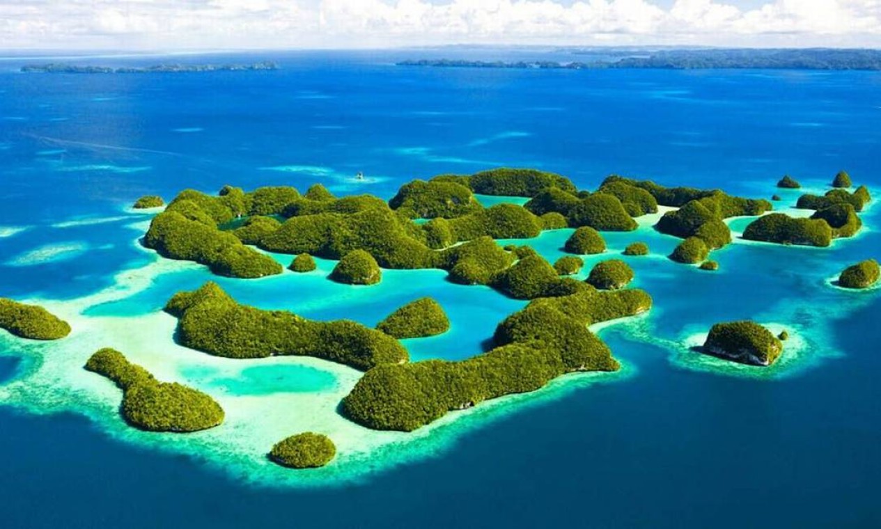 As Rock Islands Southern Lagoon cobrem uma área de 100.200 hectares, num conjunto de 445 ilhas inabitadas, de origem vulcânica, cobertas por calcário. As ilhas contam com uma variedade incrível de espécies de corais, plantas, pássaros e vida marinha Foto: Divulgação