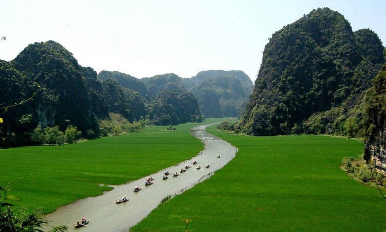 O Complexo de Paisagem de Trang An, no Vietnam, é uma paisagem espetacular de picos calcários permeados de vales, muitos parcialmente submersos e cercados por penhascos íngremes quase verticais. A exploração de cavernas em diferentes altitudes revelou vestígios arqueológicos da atividade humana durante um período contínuo de mais de 30.000 anos. Eles ilustram a ocupação dessas montanhas por caçadores-coletores sazonais e como eles se adaptaram às principais mudanças climáticas e ambientais, especialmente a repetida inundação da paisagem pelo mar após a última era glacial. A história da ocupação humana continua através da Idade Neolítica e do Bronze até a era histórica. Hoa Lu, a antiga capital do Vietnã, foi estrategicamente estabelecida aqui nos séculos X e XI. A propriedade também contém templos, pagodes, arrozais e pequenas aldeias Foto: Reprodução