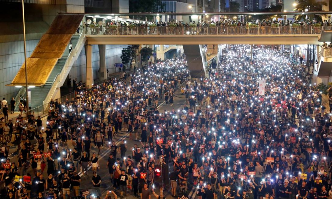 Os protestos na cidade asiática se estenderam até a noite Foto: TYRONE SIU / REUTERS