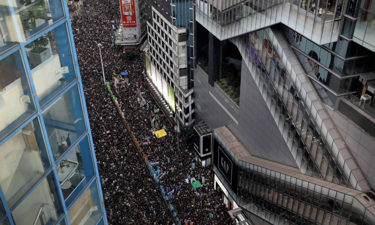 Em protesto contra a polêmica lei de extradição, dezenas de milhares de manifestantes tomaram as ruas de Hong Kong no aniversário da devolução da cidade à China Foto: DALE DE LA REY / AFP
