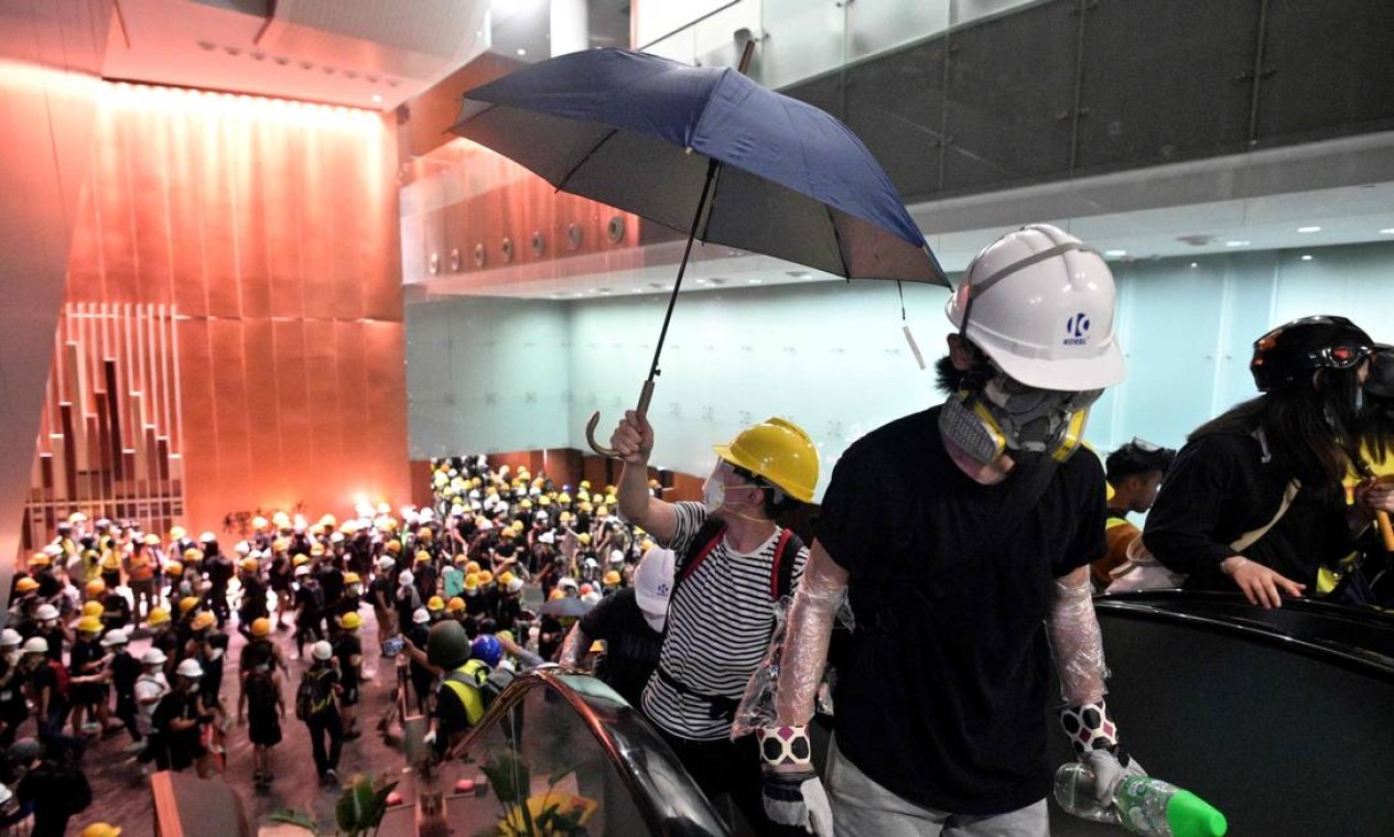 Manifestantes invadem o interior do Parlamento de Hong Kong Foto: ANTHONY WALLACE / AFP