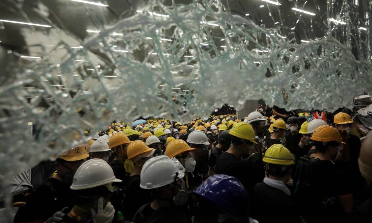 De capacetes, manifestantes se reúnem dentro do Parlamento de Hong Kong Foto: VIVEK PRAKASH / AFP