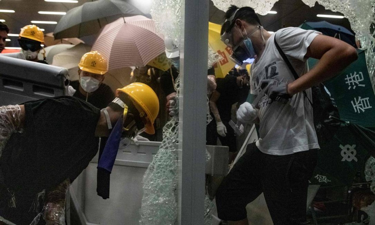 Manifestantes quebram os vidros do Parlamento de Hong Kong Foto: PHILIP FONG / AFP