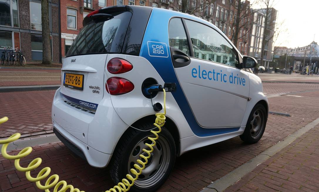 Um carro elétrico sendo carregado em Amsterdã, na Holanda. Foto: Arquivo