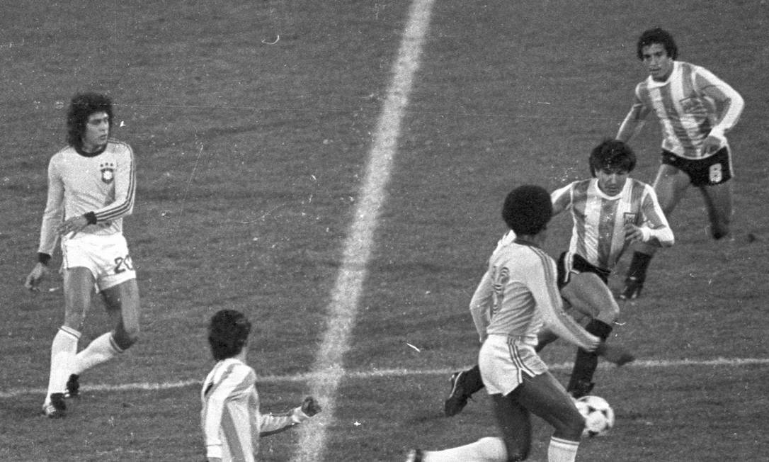 Brasil e Argentina em partida da Copa do Mundo de 1978. Para historiador, mundial marcou o início do acirramento da rivalidade entre os países no futebol Foto: Eurico Dantas / Agência O Globo