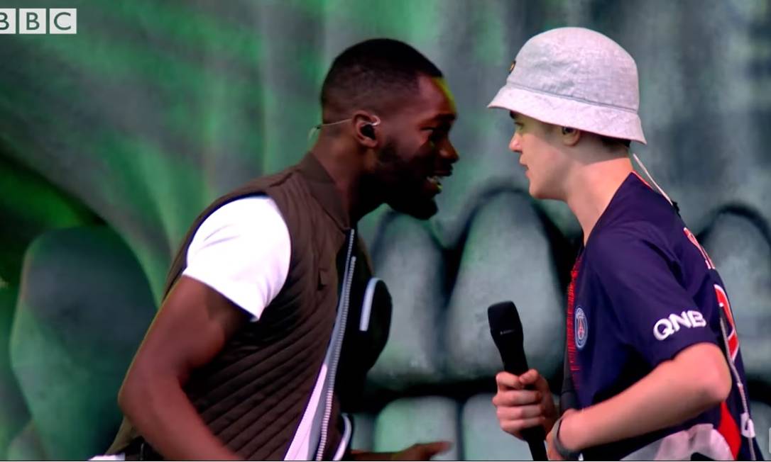 O rapper Dave canta 'Thiago Silva' com o fã Alex Foto: Reprodução/BBC